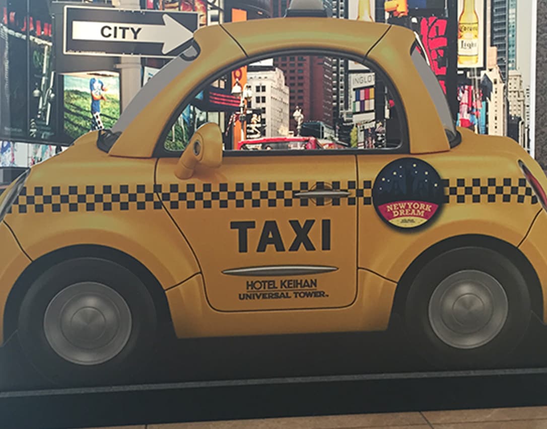 ホテル京阪ユニバーサルタワー様ウィンドウ装飾・立体オブジェ