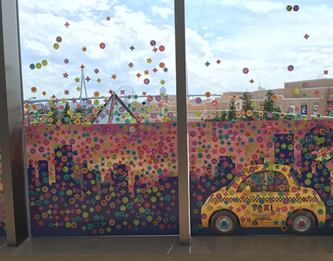 ホテル京阪ユニバーサルタワー様ウィンドウ装飾・立体オブジェ