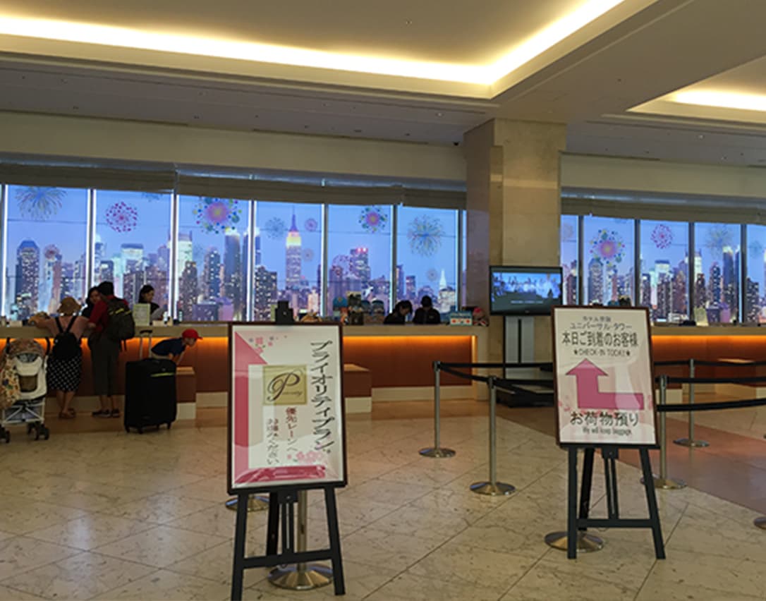 ホテル京阪ユニバーサルタワー様ウィンドウ装飾・立体オブジェ